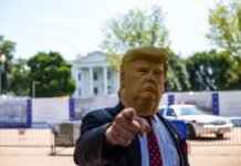 El respaldo de Trump al Sáhara Occidental marroquí: geopolítica, alianzas y el silencio de Europa man wearing Donald Trump mask standing in front of White House