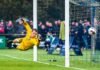 Courtois y Mourinho: Una relación basada en la honestidad que moldea al mejor portero del mundo man in yellow long sleeve shirt and yellow pants playing soccer
