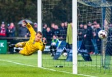 Courtois y Mourinho: Una relación basada en la honestidad que moldea al mejor portero del mundo man in yellow long sleeve shirt and yellow pants playing soccer