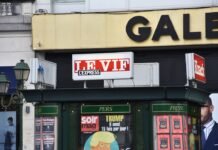 PIN al revés en cajeros automáticos: La verdad detrás del mito que millones creen real UNK store signage on glass window