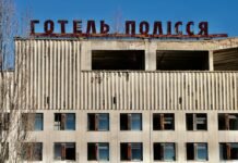 Ucrania: La Crisis Demográfica que Está Borrando la Infancia de un País en Guerra white concrete building at daytime