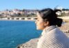 La Mujer Multipotencial: Cuando Tener Muchas Vocaciones Se Convierte en tu Mayor Fortaleza A woman looking out over a body of water