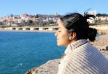 La Mujer Multipotencial: Cuando Tener Muchas Vocaciones Se Convierte en tu Mayor Fortaleza A woman looking out over a body of water