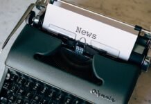 Jules Koundé regresa al trabajo: el pilar defensivo del Barça prepara una nueva temporada con ambición renovada green and white typewriter on brown wooden table