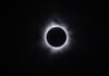Eclipse Solar 2024: Guía Completa para Prepararte y Disfrutar del Espectáculo Astronómico del Año A total solar eclipse with visible corona