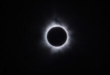 Eclipse Solar 2024: Guía Completa para Prepararte y Disfrutar del Espectáculo Astronómico del Año A total solar eclipse with visible corona