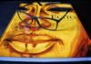 El exilio como narrativa sonora: cuando la ficción radiofónica rescata la memoria histórica de los desplazados Glasses resting on a book with a face design.