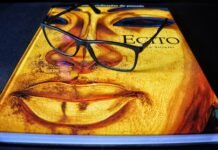 El exilio como narrativa sonora: cuando la ficción radiofónica rescata la memoria histórica de los desplazados Glasses resting on a book with a face design.