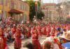 El Festival Internacional de Folclore de Almería cumple 41 ediciones: un puente cultural que une tradiciones del mundo People in traditional costumes marching in a street parade.