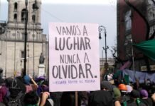 Operación Triunfo USA: cuando un error técnico robó el momento más esperado de la final Protest sign reads: "we will fight, never forget."