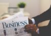 Terremotos y continuidad empresarial: Cómo las multinacionales gestionan crisis sísmicas en América Latina person wearing suit reading business newspaper