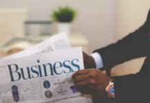 Terremotos y continuidad empresarial: Cómo las multinacionales gestionan crisis sísmicas en América Latina person wearing suit reading business newspaper