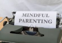 Permiso Parental y Productividad Empresarial: Por Qué las Empresas Españolas Están Cambiando de Mentalidad a close up of a typewriter with a sign on it