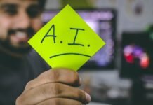 Marketing con Inteligencia Artificial: Oportunidades y Límites para Empresas sin Departamento Dedicado person holding green paper