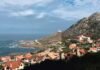 Vivir en Galicia siendo de fuera: el arte de descifrar una tierra que no se entrega fácilmente a scenic view of a town by the ocean