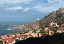 Vivir en Galicia siendo de fuera: el arte de descifrar una tierra que no se entrega fácilmente a scenic view of a town by the ocean