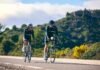 Tragedia en el ciclismo profesional: el equipo NSN se retira de la Volta a Portugal tras la muerte de Finlay Tarling a couple of people riding bikes down a road