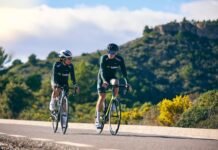 Tragedia en el ciclismo profesional: el equipo NSN se retira de la Volta a Portugal tras la muerte de Finlay Tarling a couple of people riding bikes down a road
