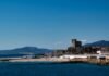 Baterías portátiles de nueva generación: cómo la tecnología de carga rápida está transformando nuestra autonomía digital Coastal town with historic tower overlooking the sea.
