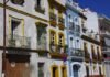 Sevilla en obras perpetuas: cuando la ciudad se convierte en un eterno laberinto de grúas y vallados a row of multicolored buildings with balconies