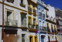 Sevilla en obras perpetuas: cuando la ciudad se convierte en un eterno laberinto de grúas y vallados a row of multicolored buildings with balconies