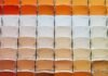 Más allá del blanco: cómo elegir colores de pared que transformen tu hogar en un espacio con alma white and orange plastic chairs