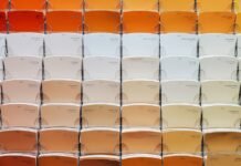 Más allá del blanco: cómo elegir colores de pared que transformen tu hogar en un espacio con alma white and orange plastic chairs