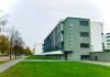El auge de los oficios técnicos: por qué un fontanero o electricista puede ganar más que un universitario en España a building with a green lawn