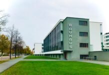El auge de los oficios técnicos: por qué un fontanero o electricista puede ganar más que un universitario en España a building with a green lawn