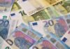 Crédito bancario en Europa: por qué los bancos aprietan el grifo sin que la morosidad sea el problema 20 euro bill on white and blue textile