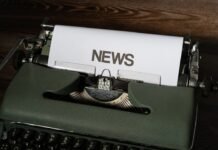 Renault Rafale: El SUV que une la herencia de la aviación histórica con la ingeniería del siglo XXI a close up of a typewriter with news paper on it