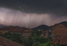 Rayo Vallecano contra LaLiga: La batalla por jugar en Vallecas y el derecho al campo propio brown and white concrete house under gray clouds