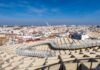El Jueves de Sevilla: El Mercado Más Antiguo de Europa que Lleva Ocho Siglos Latiendo en el Corazón de la Ciudad an aerial view of a city with many buildings