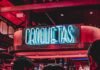El Origen de las Grandes Fortunas: Por Qué la Creación de Riqueza Es Más Compleja de lo que Pensamos group of people gather outside bar
