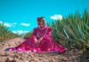 Del Delantal al Sueño Propio: Cómo los Cocineros Self-Made Están Revolucionando la Gastronomía Local woman wearing white and pink maxi dress sitting on brown soil