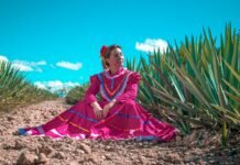 Del Delantal al Sueño Propio: Cómo los Cocineros Self-Made Están Revolucionando la Gastronomía Local woman wearing white and pink maxi dress sitting on brown soil
