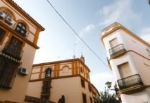 Sevilla y sus extremos climáticos: cuando el verano rompe sus propias reglas en pleno agosto Buildings with architectural details against a blue sky