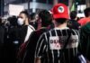 La Democracia Liberal en Crisis: Cuando las Instituciones Fallan más Rápido que las Soluciones a group of people standing around each other wearing face masks