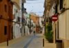 El verano español se despide antes de tiempo: análisis del brusco cambio climático que sacude agosto a person walking down a street