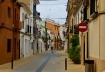 El verano español se despide antes de tiempo: análisis del brusco cambio climático que sacude agosto a person walking down a street