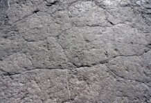 Cuando el cemento ideológico se resquebraja: la tragedia habitacional que los terremotos revelan en Venezuela a close up of a rock surface with small cracks