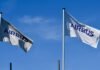 Airbus y el malestar laboral: cuando los beneficios récord no llegan a los trabajadores Two airbus flags waving against a clear blue sky