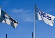 Airbus y el malestar laboral: cuando los beneficios récord no llegan a los trabajadores Two airbus flags waving against a clear blue sky