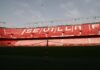 El Sevilla FC Renace: Análisis de un Equipo que Aprendió a Ganar con Carácter y Determinación A large stadium with red seats and