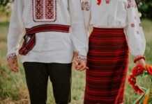 Kochorashvili y su compromiso sin límites: el centrocampista georgiano que entrena en sus días libres para conquistar el Sevilla FC a couple of people wearing matching outfits