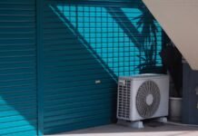 El secreto que tu aire acondicionado no te cuenta: cómo cada grado dispara tu factura eléctrica A air conditioner sitting outside of a building