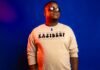 Kayne Van Oevelen llega al Valencia CF: el portero belga que refuerza una posición clave en el sprint final de temporada Man in sunglasses and sweatshirt on blue background