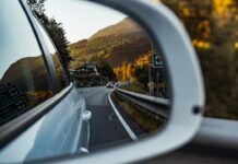 El espejo europeo: por qué viajar a Francia nos hace reflexionar sobre la riqueza y el nivel de vida en España black vehicle reflecting on side mirror