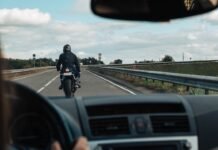 Accidentes de moto en zonas urbanas de Sevilla: cuando las arterias viales se convierten en puntos críticos de siniestralidad man in black jacket riding motorcycle on road during daytime