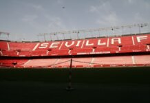 Sevilla y su aeropuerto: el nudo gordiano del turismo andaluz que nadie se atreve a desatar A large stadium with red seats and